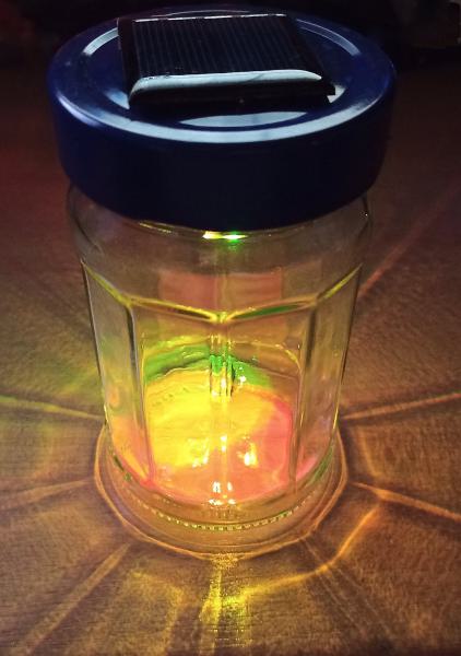 aufgebaute Lampe (Beispiel) ein farbig leuchtendes Marmeladenglas